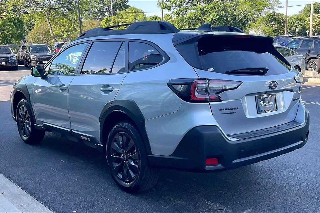 Used 2025 Silver Subaru Onyx Edition image 13