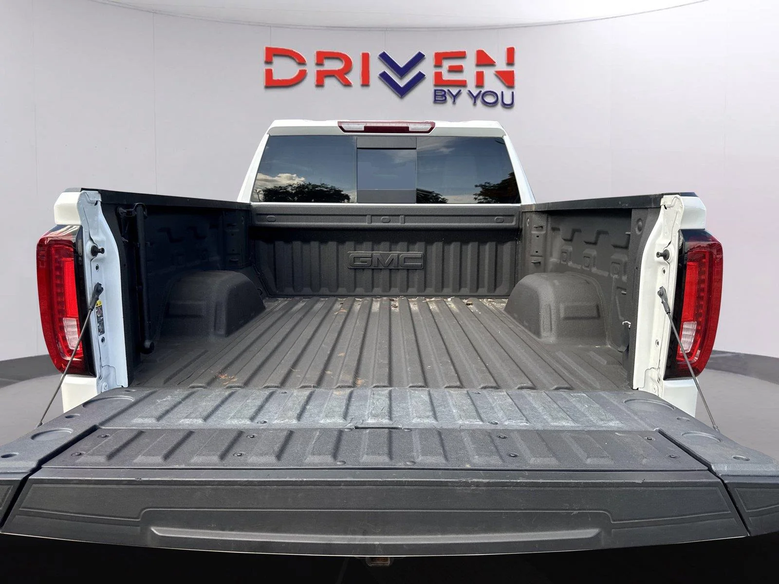 Used 2024 White Frost Tricoat GMC SLT image 35