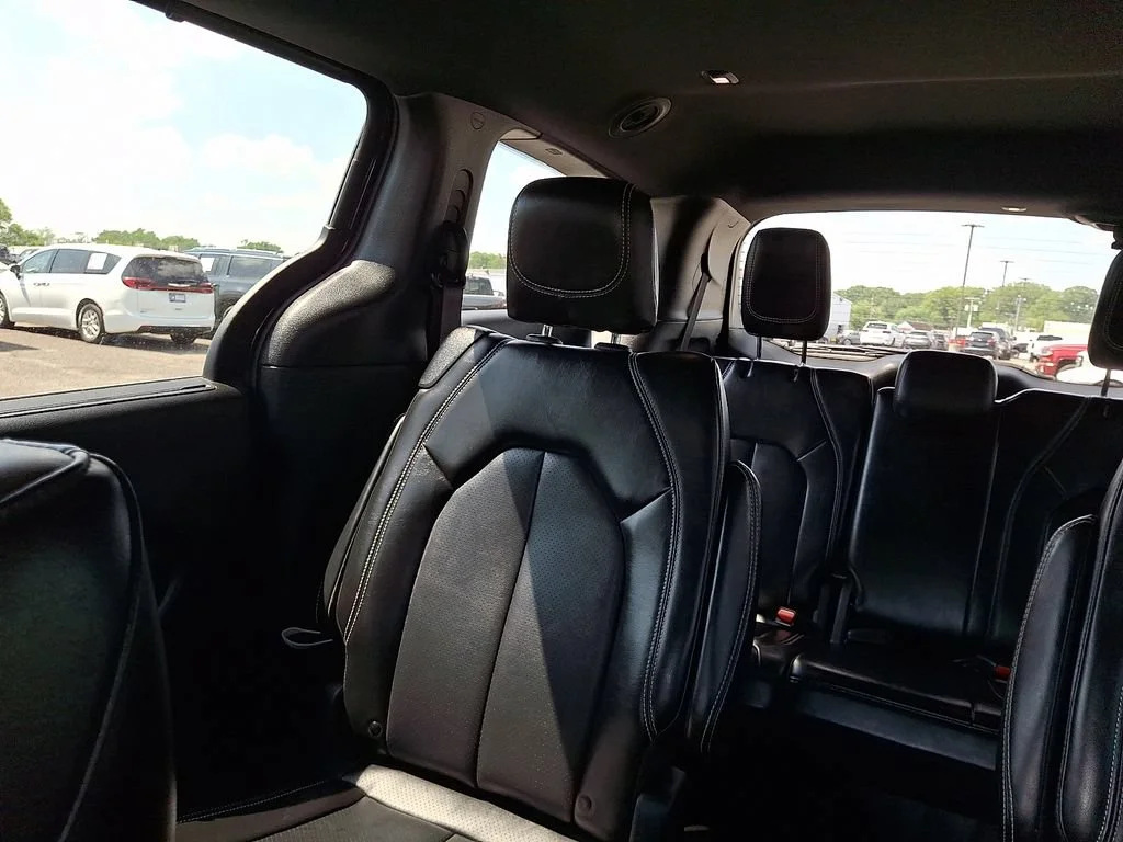 Used 2025 Diamond Black Crystal Pearlcoat Chrysler Select image 19