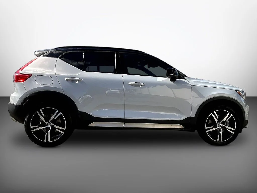Used 2021 Crystal White Metallic Volvo R-Design image 8