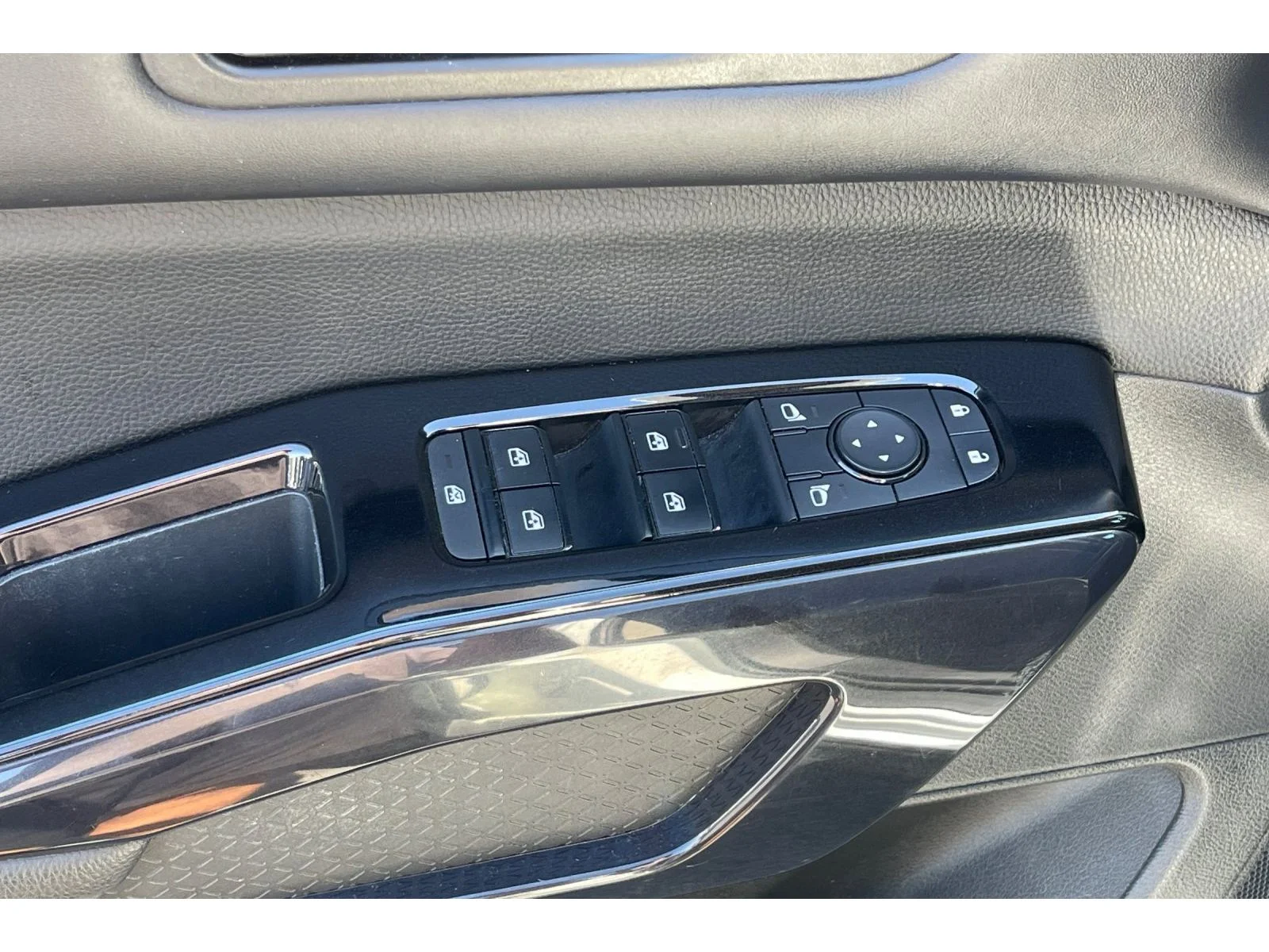 Used 2022 Pearl White Tricoat Nissan SV image 13
