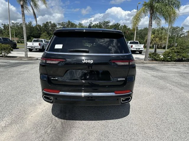 New 2025 Diamond Black Crystal Pearl-Coat Exterior Paint Jeep Overland image 5