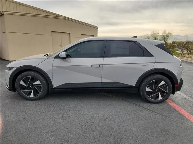 New 2026 Cyber Gray Hyundai SE image 2