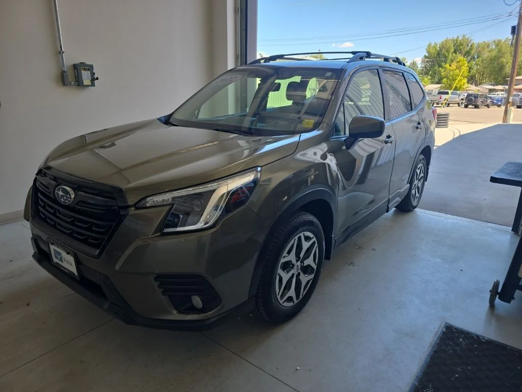 Used 2022 Green Metallic Subaru Premium image 3