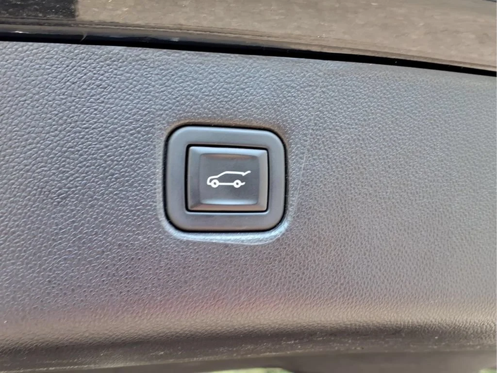Used 2023 BLACK Chevrolet RS image 33