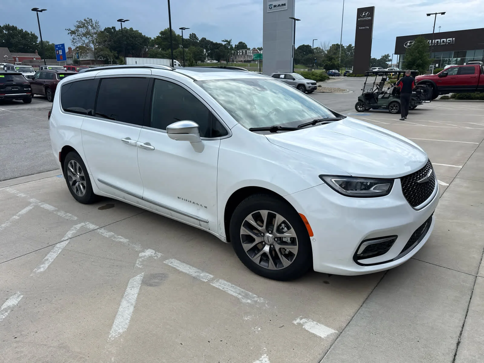 Used 2022 Chrysler Pacifica Hybrid Pinnacle Hybrid with VIN 2C4RC1N78NR184420 for sale in Kansas City