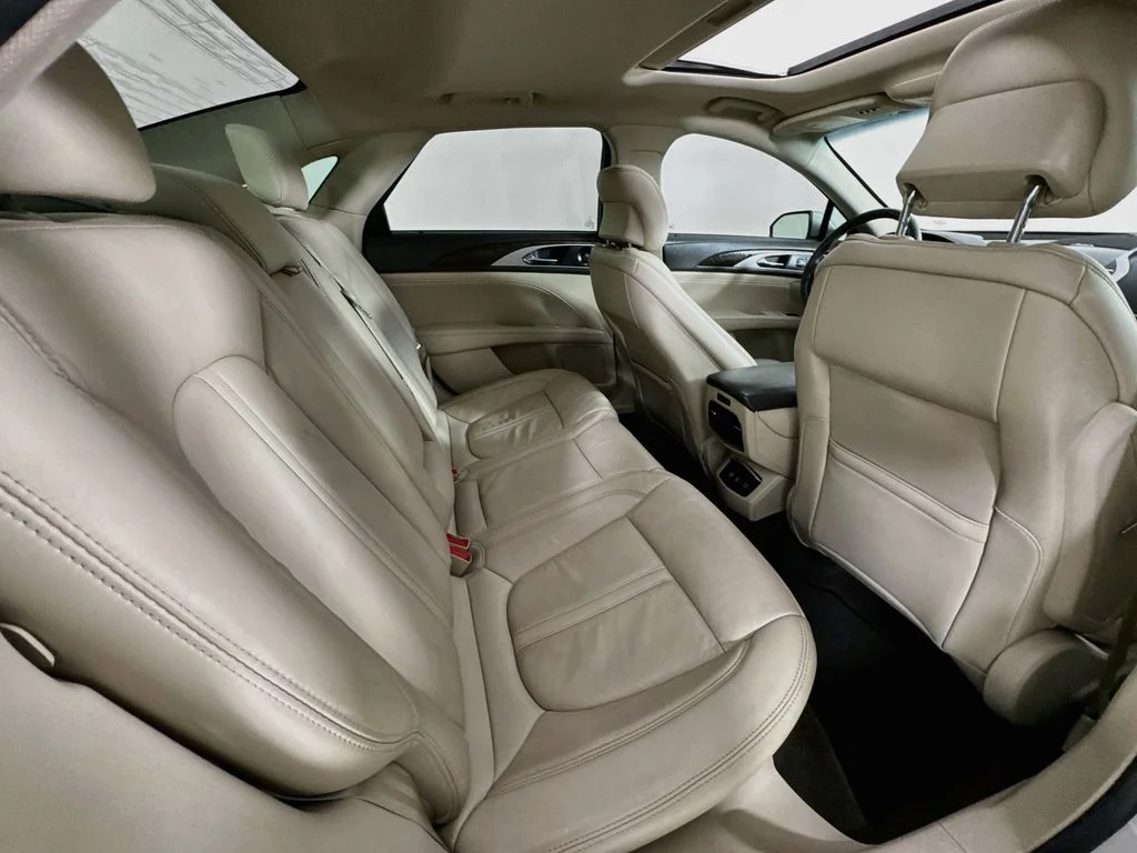 Used 2019 Pearl Metallic Lincoln Reserve image 34