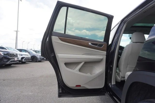 New 2026 Deep Black Pearl Volkswagen 2.0T SE W/TECHNOLOGY image 21