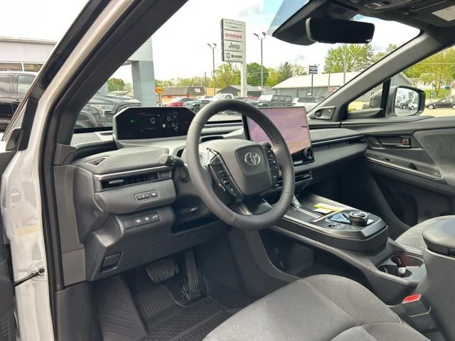 New 2026 Wind Chill Pearl with Midnight Black Metallic roof <sup>1</sup> Toyota  XSE image 28
