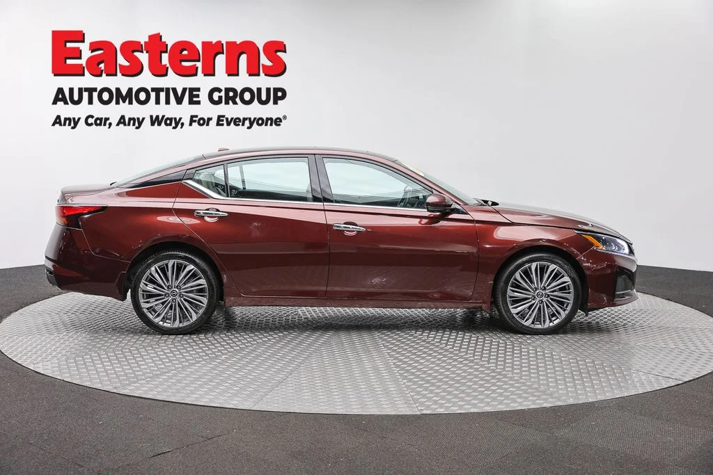 Used 2024 Red Nissan 2.5 SL image 4