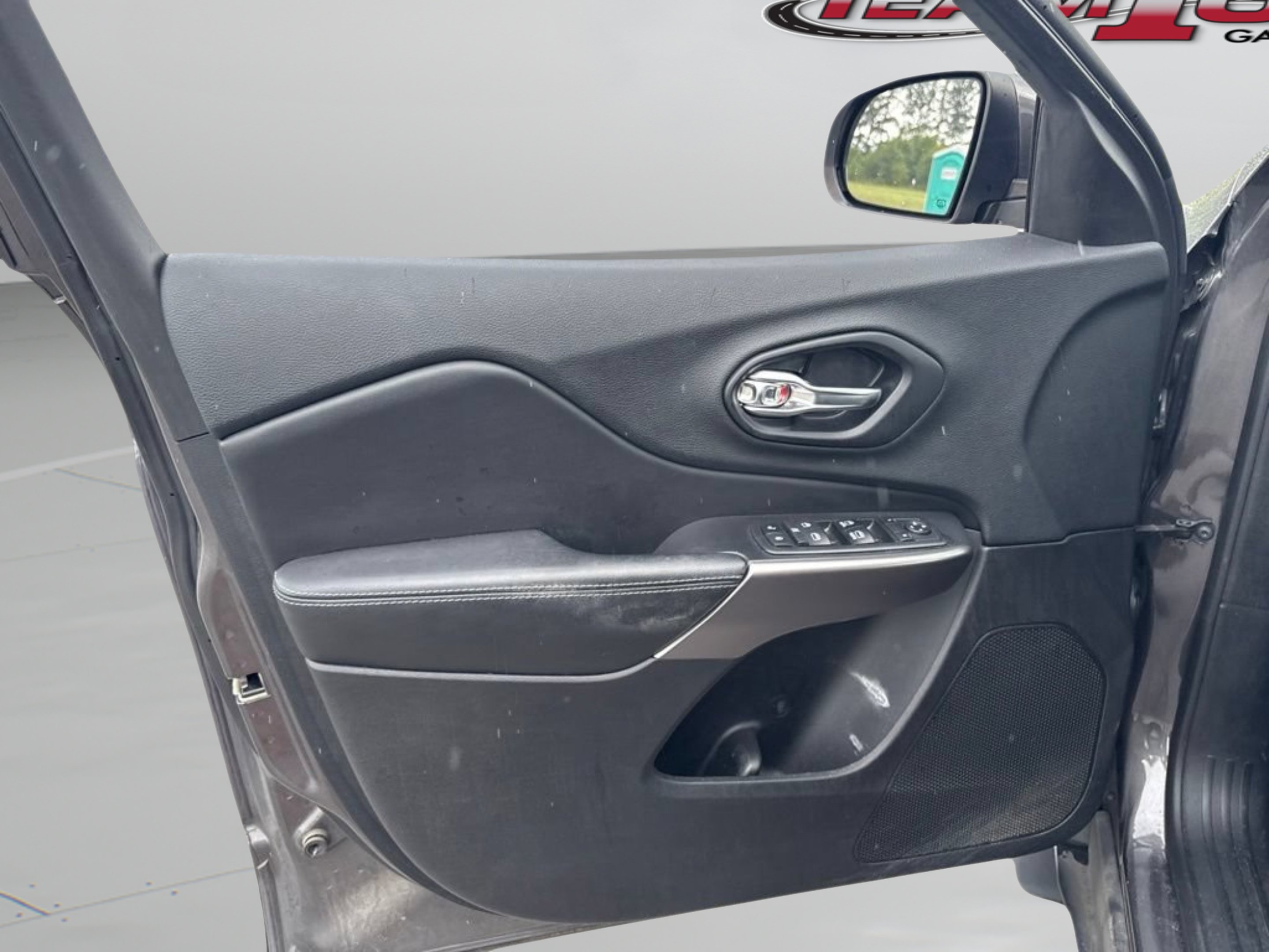 Used 2019 Granite Crystal Metallic Clearcoat Jeep Latitude Plus image 16