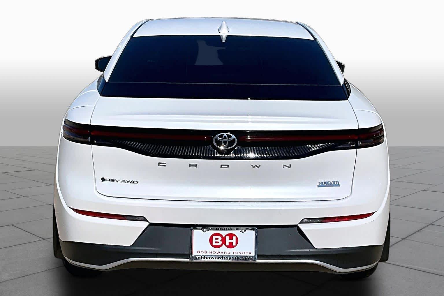 Used 2024 Oxygen White Toyota XLE image 5