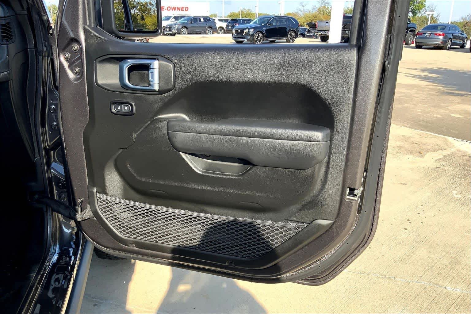 Used 2025 Granite Crystal Metallic Clearcoat Jeep Rubicon image 21