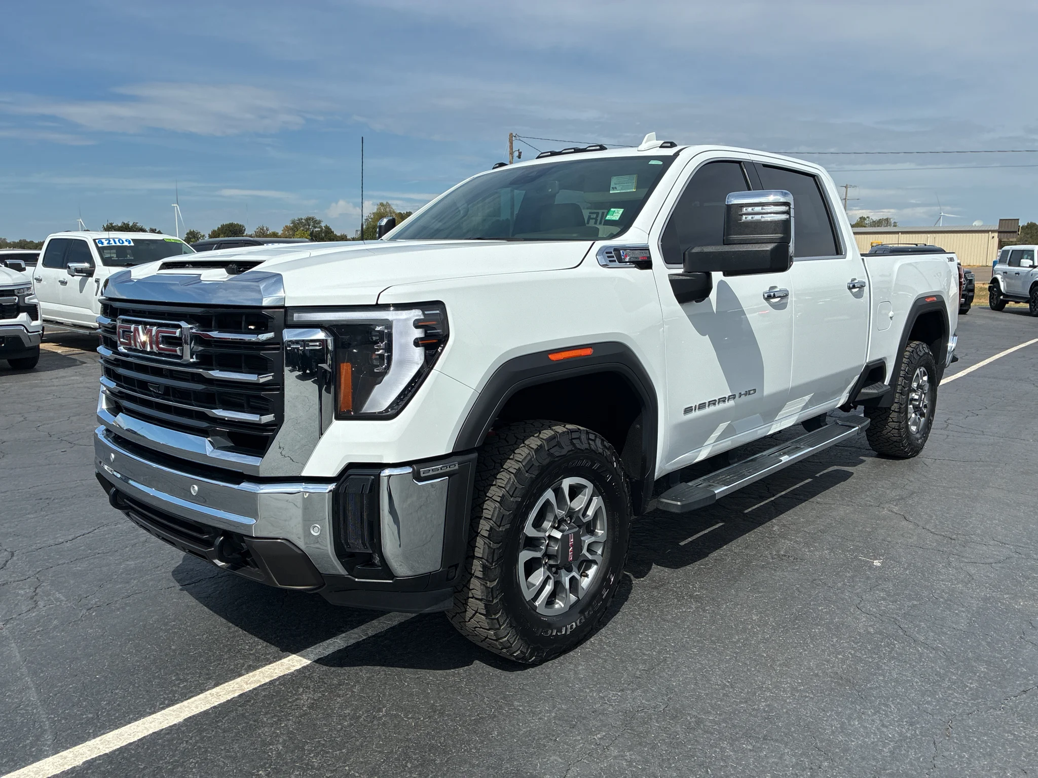 Used 2025 Summit White GMC SLT image 1