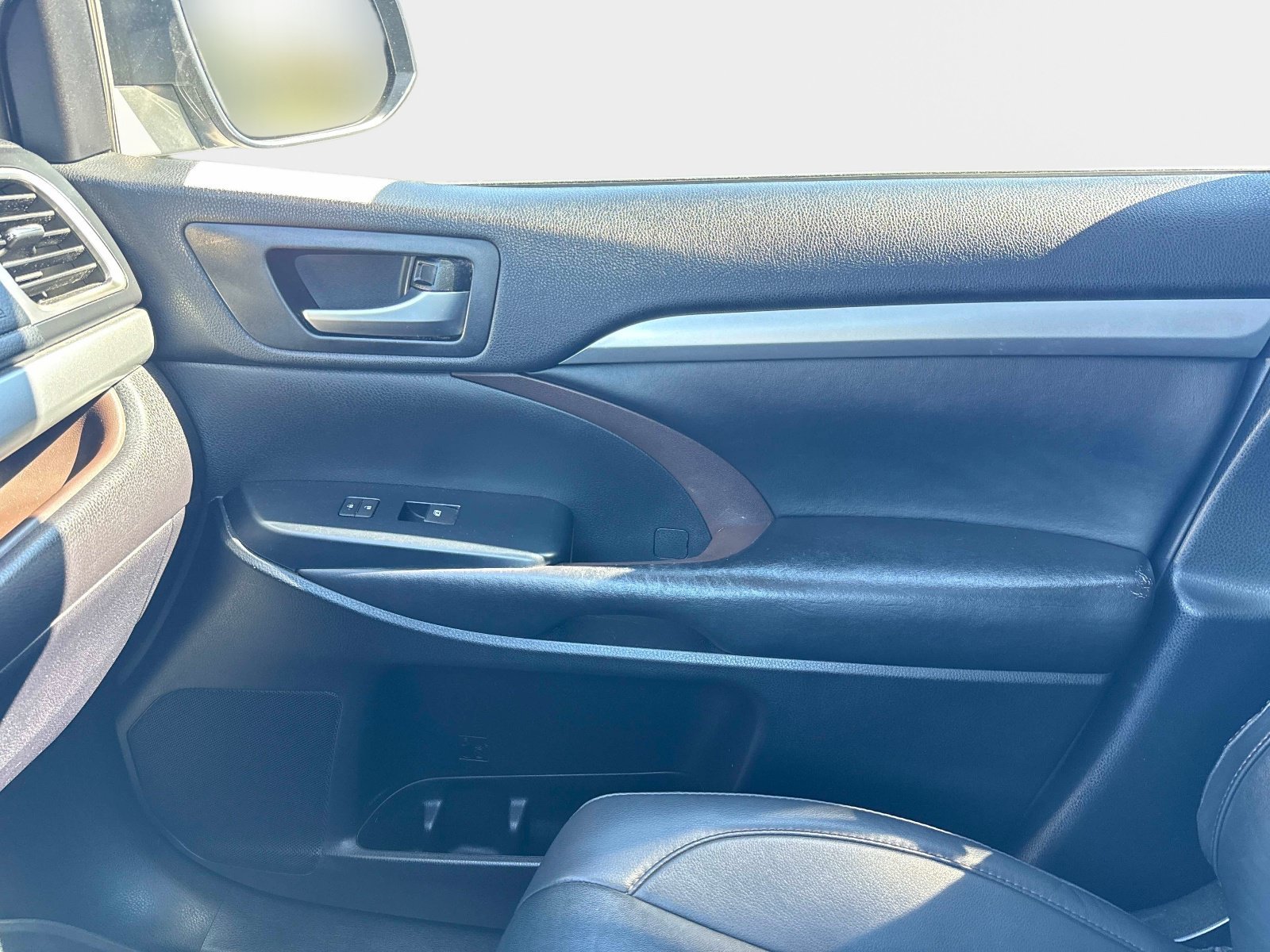 Used 2019 Shoreline Blue Pearl Toyota XLE image 23
