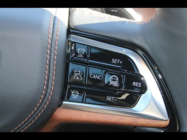 Used 2022 Diamond Black C Jeep Summit Reserve 4xe image 16