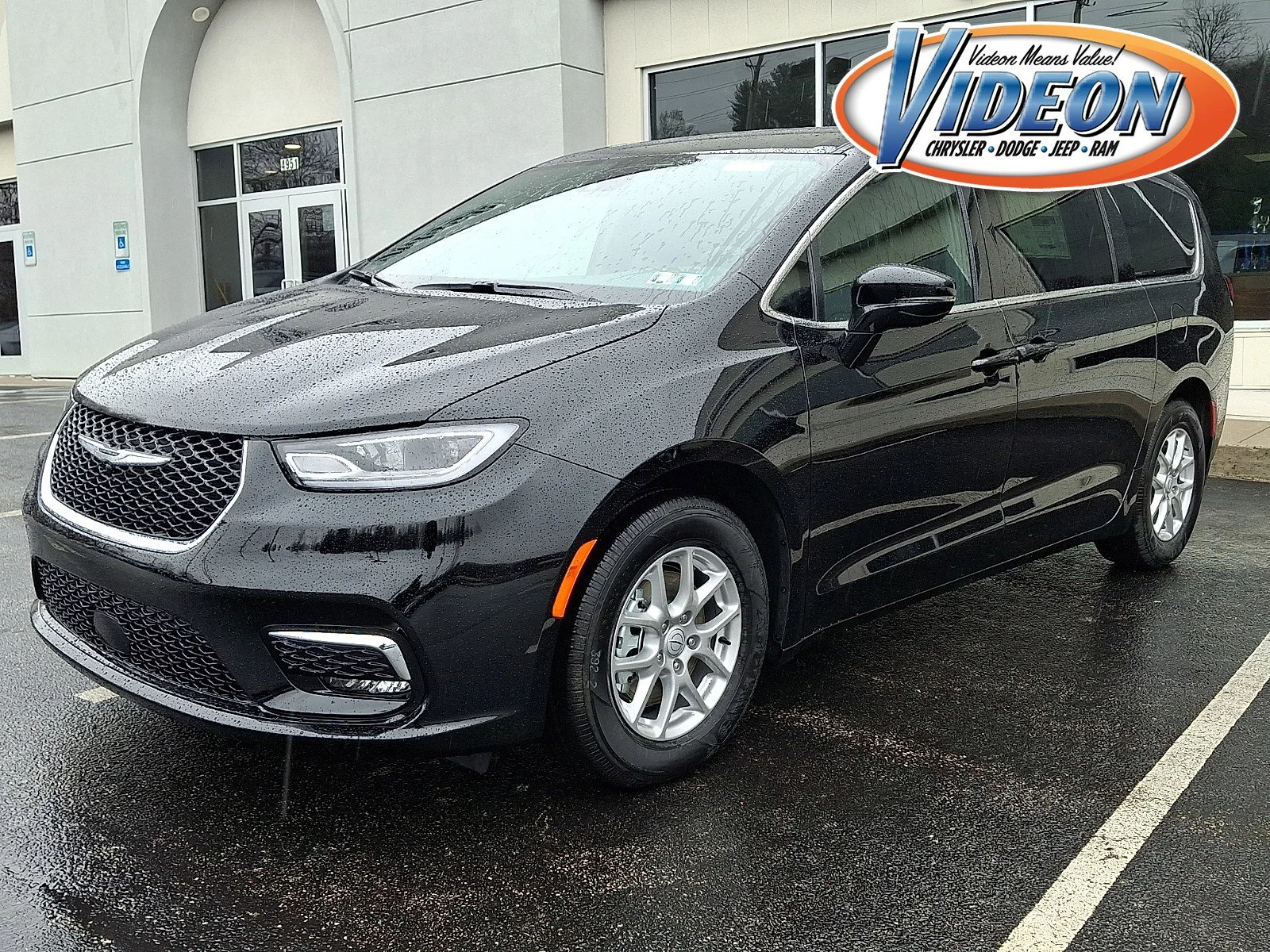 2026 Chrysler Pacifica Select's photo