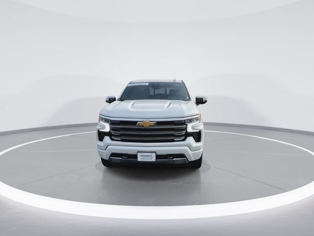 Used 2023 Beige Chevrolet High Country image 3