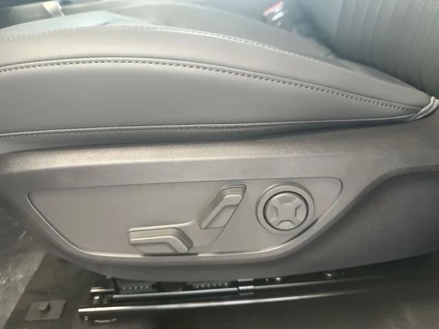 New 2027 Snow White Pearl / Black Roof Kia X-Line image 16