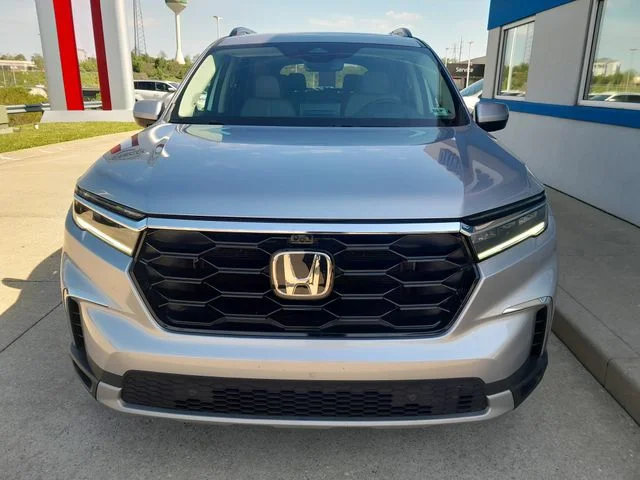 Used 2023 Silver Honda Elite image 4