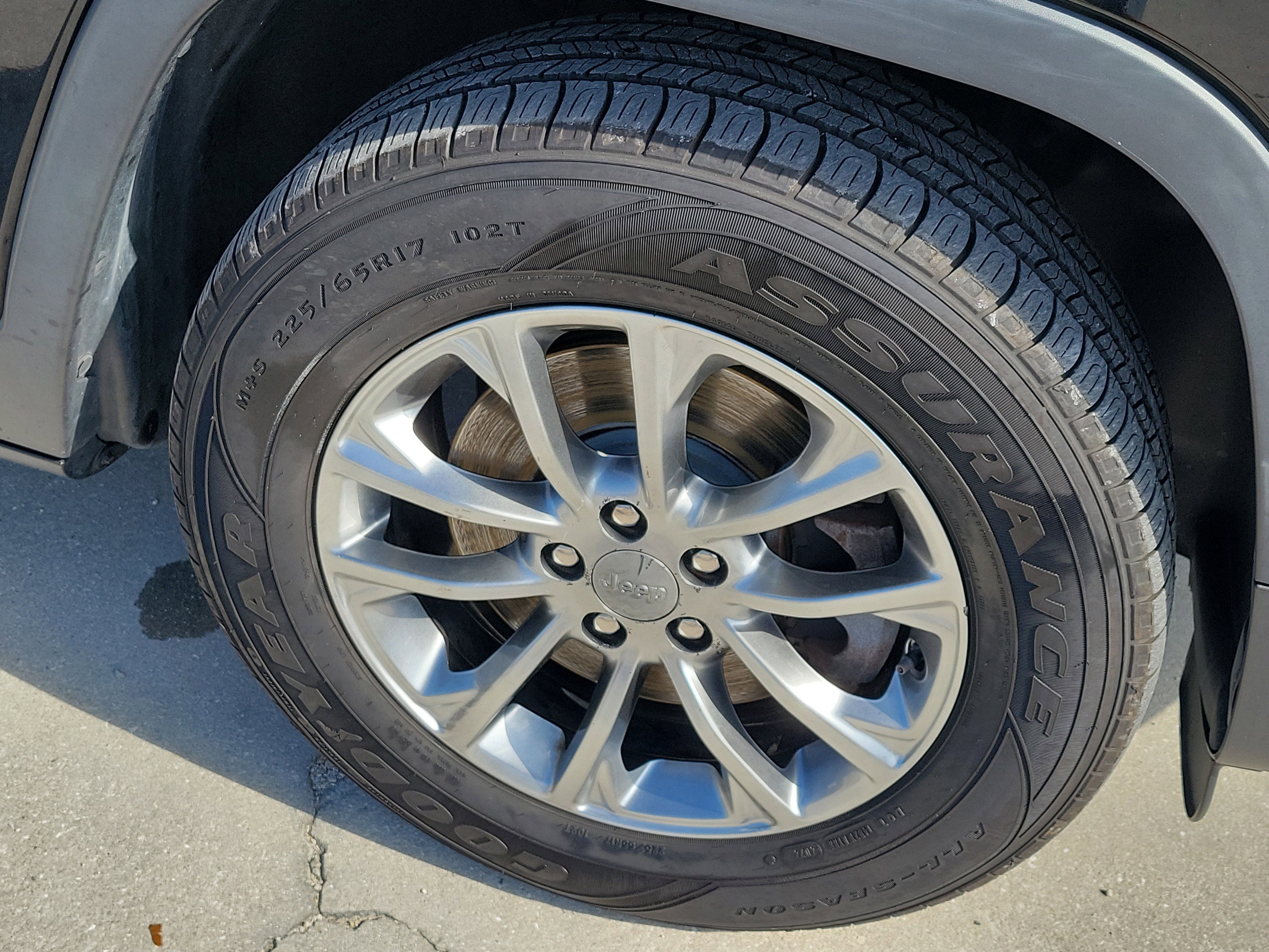 Used 2019 Diamond Black Crystal Pearlcoat Jeep Latitude Plus image 8