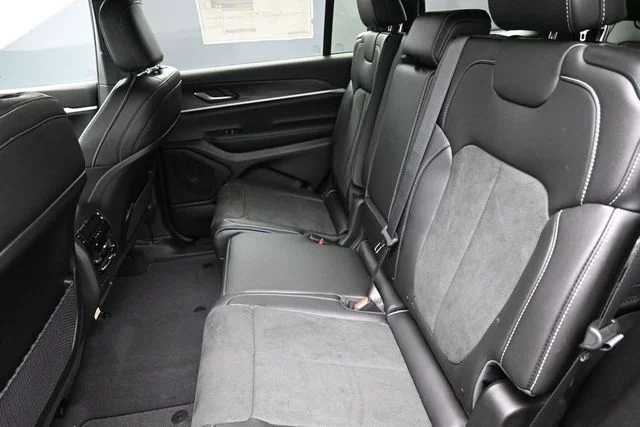 New 2026 Diamond Black Crystal Pearl-Coat Exterior Paint Jeep Altitude image 11