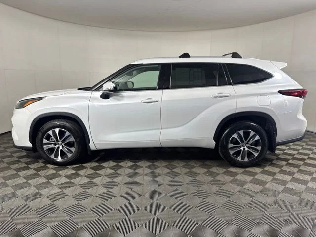 Used 2022 Pearl Toyota XLE image 7