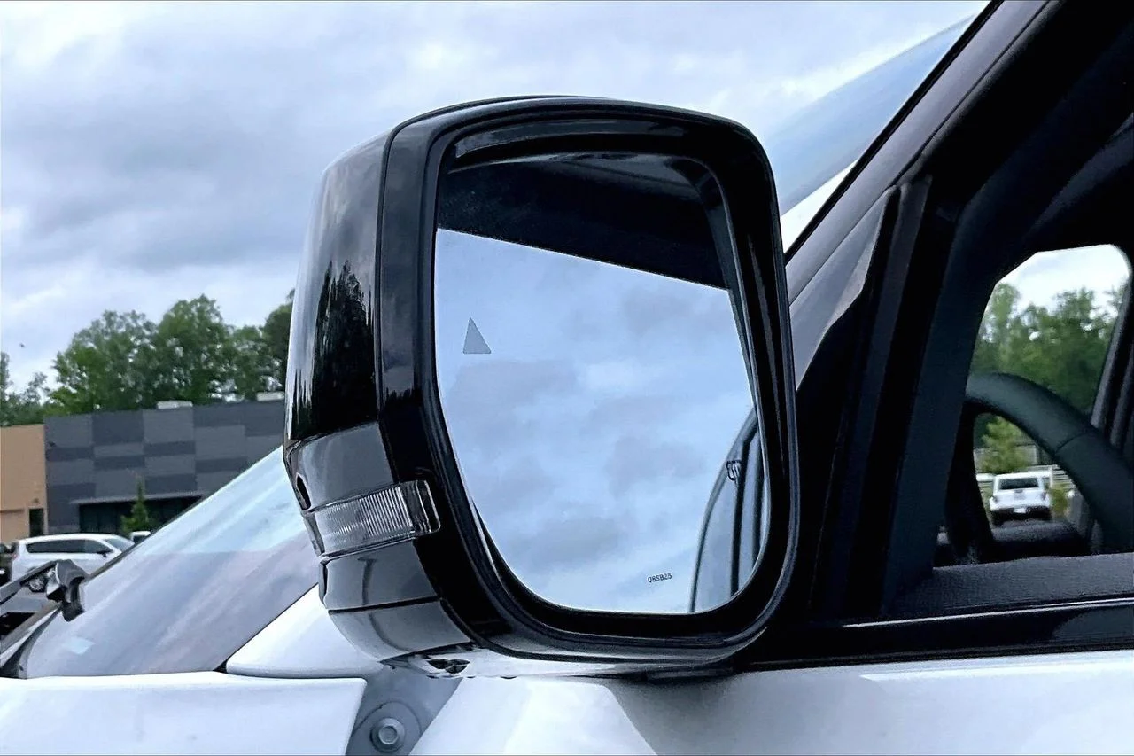 New 2026 Bright White Clear-Coat Exterior Paint Jeep Altitude image 26