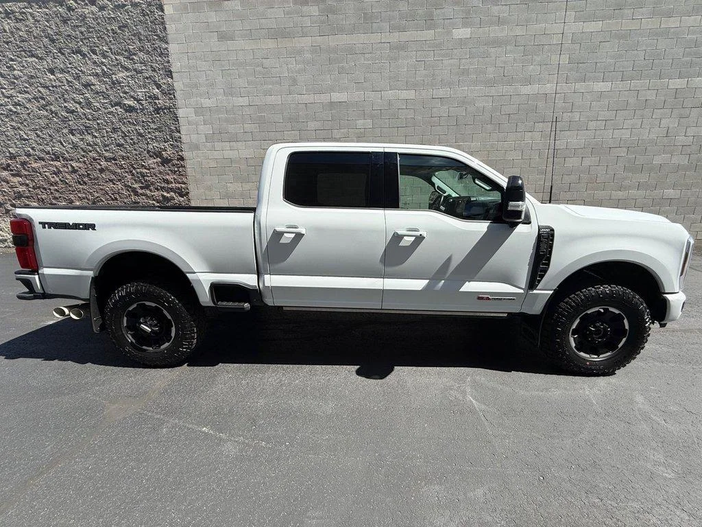 Used 2025 Oxford White Ford LARIAT 4WD CREW CAB 6.75 BOX image 11
