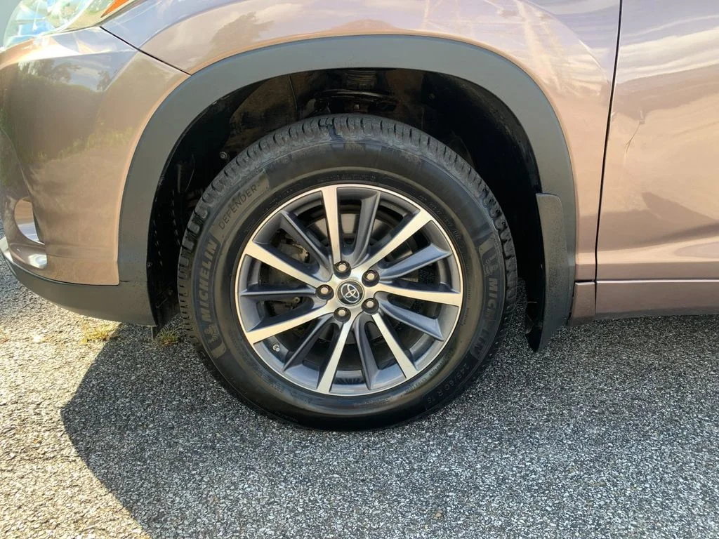 Used 2017 Brown Toyota XLE image 35