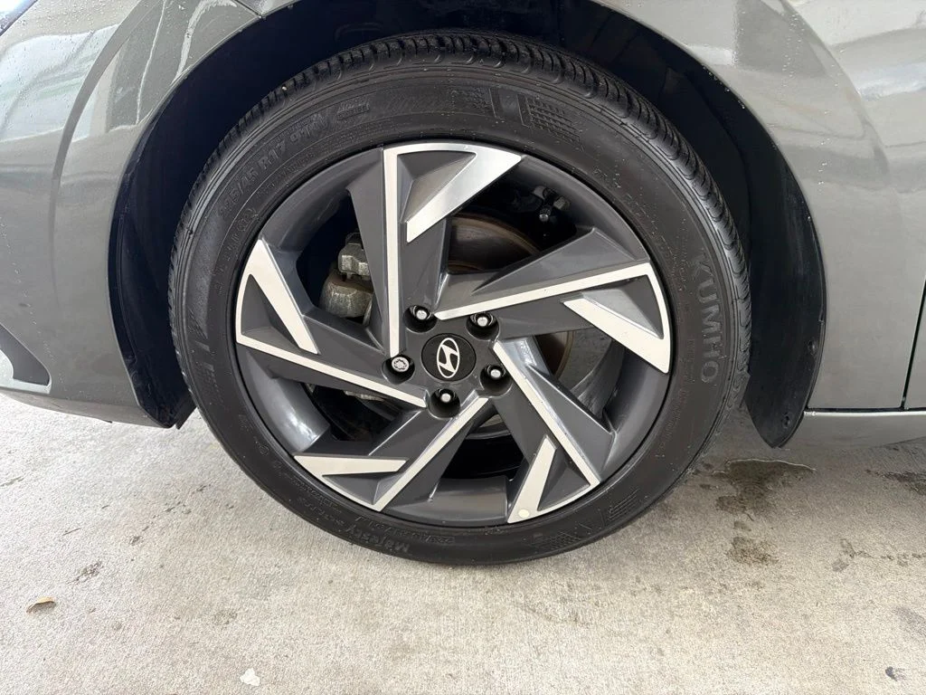 Used 2025 Gray Hyundai SEL Sport image 18