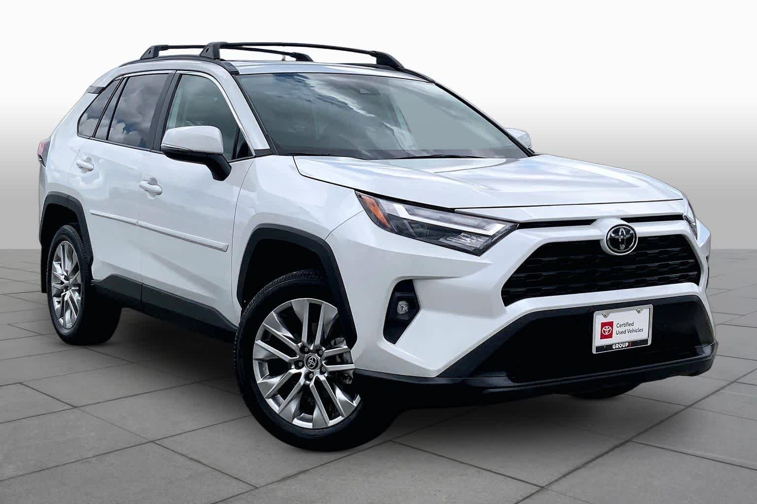 Used 2025 Wind Chill Pearl Toyota XLE Premium image 3