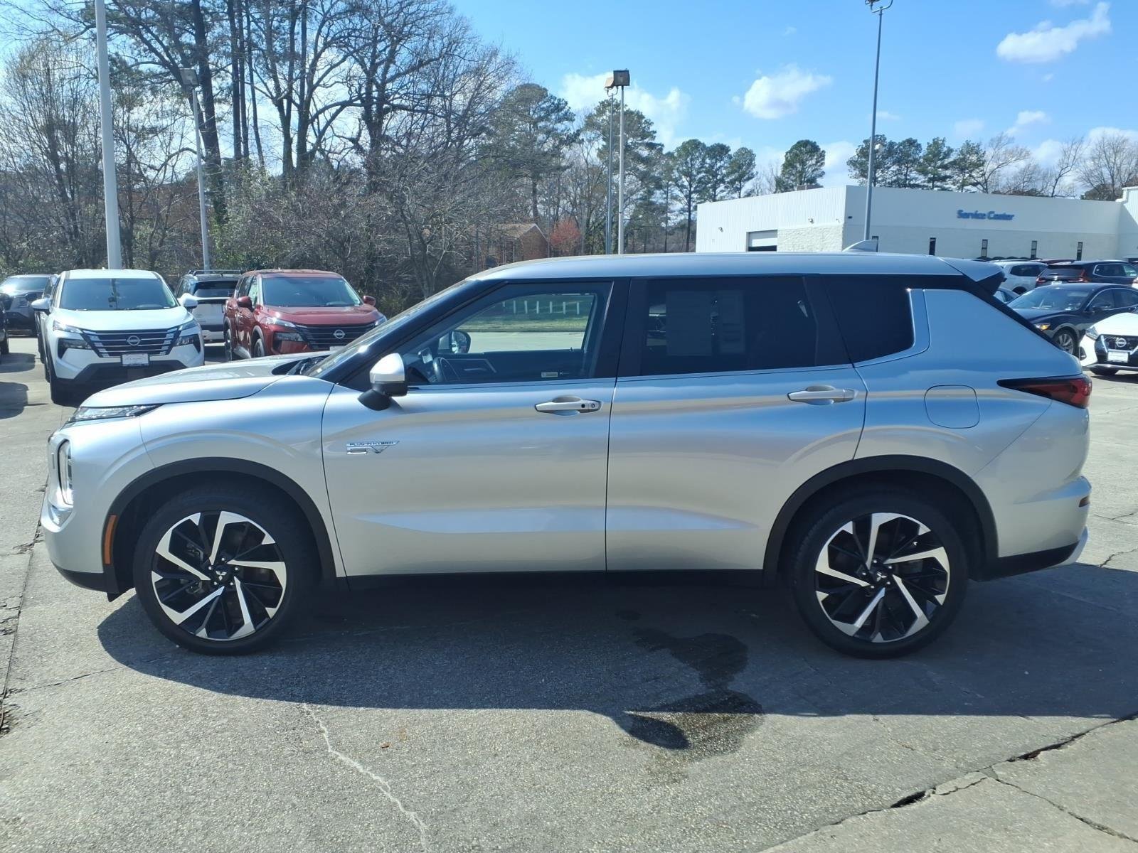 Used 2024 White Diamond/Black Roof Mitsubishi SE image 13