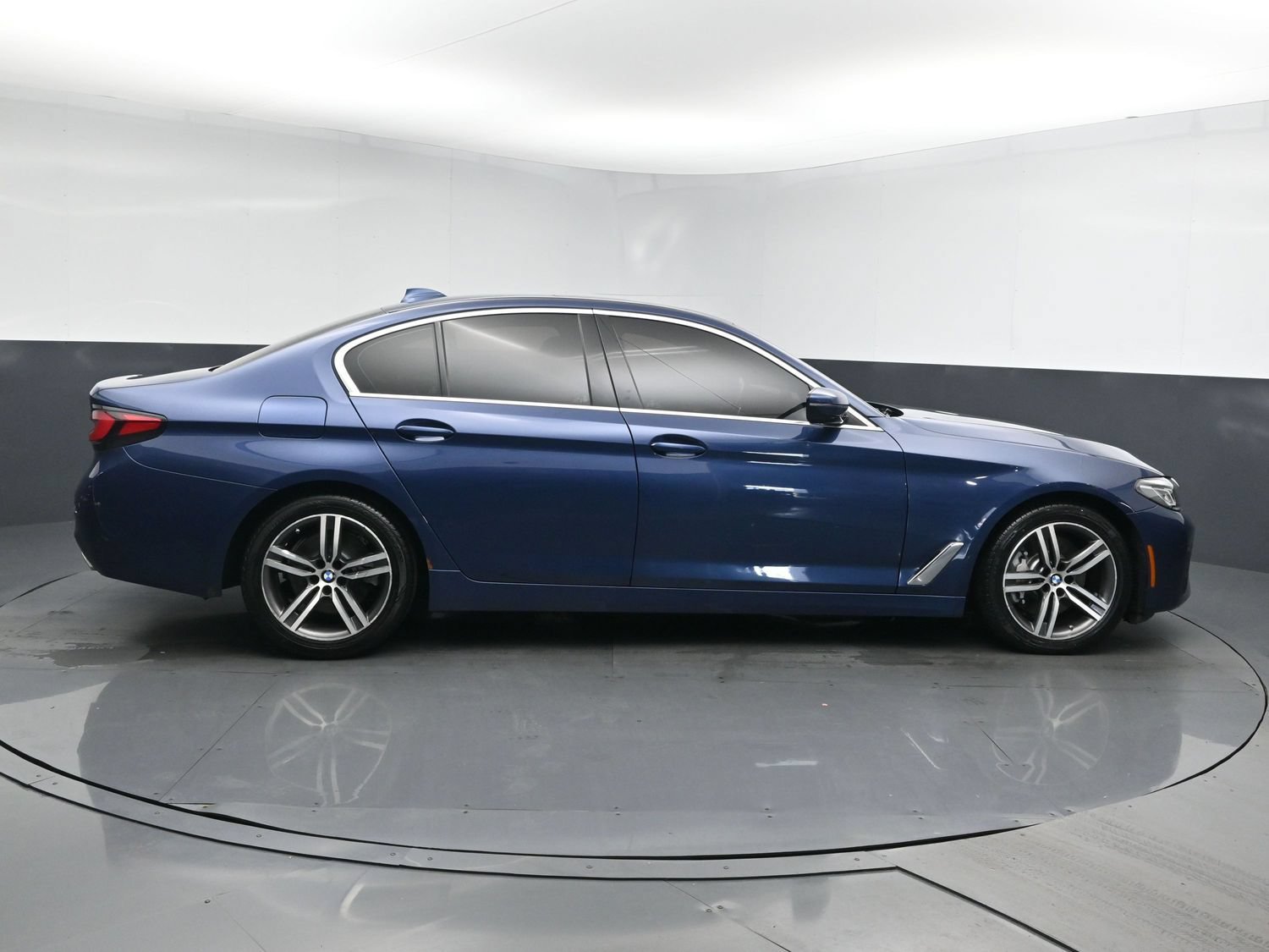 Used 2021 Phytonic Blue Metallic BMW 530i xDrive image 3