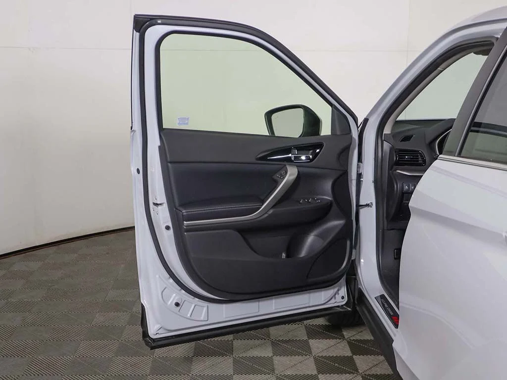 New 2026 White Mitsubishi SE image 18