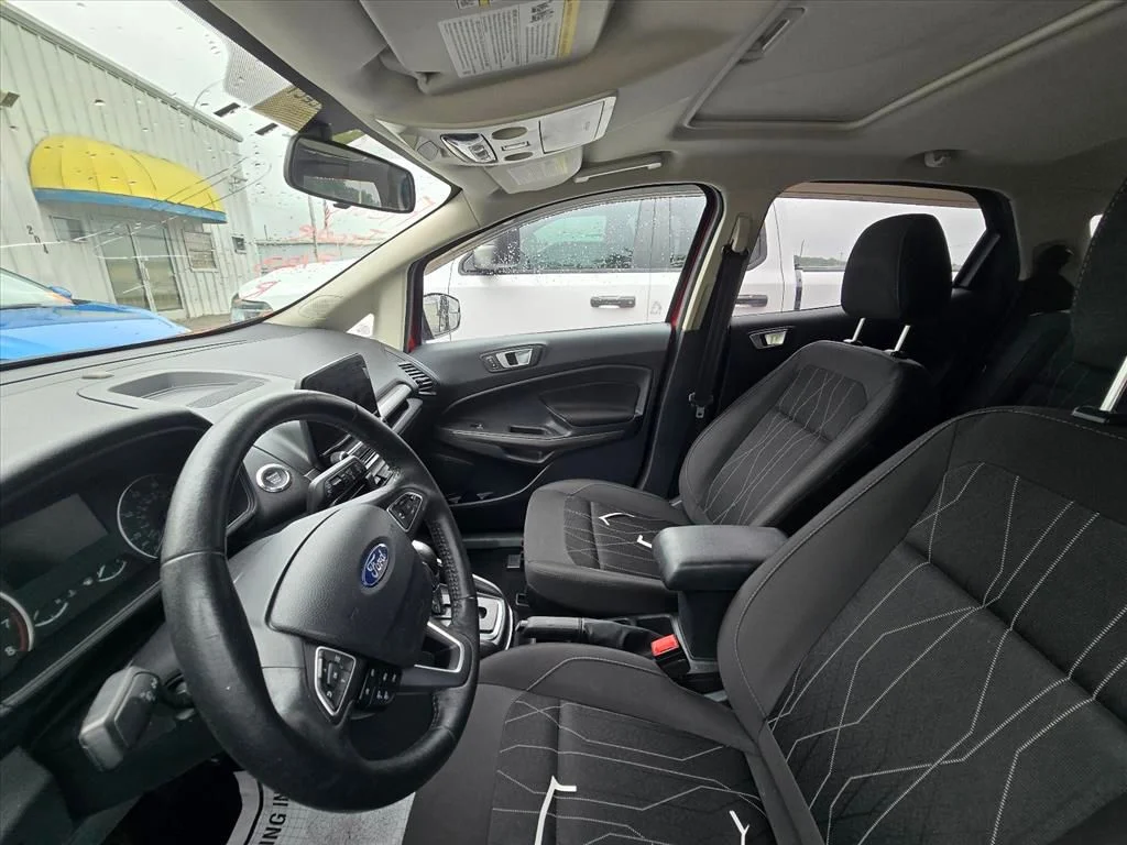 Used 2019 Red Ford SE image 4