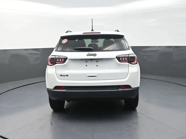 New 2026 Bright White Clear-Coat Exterior Paint Jeep Latitude image 8
