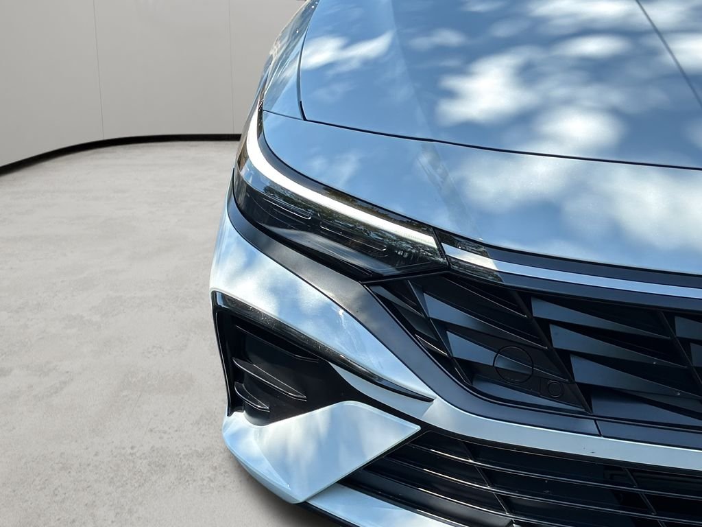 2025 Hyundai Elantra Limited - Photo 10