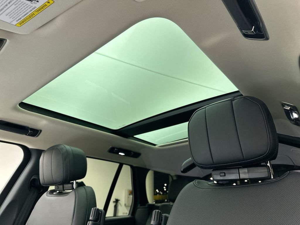 New 2026 Ostuni Pearl Wht Prem Met Land Rover SE image 11