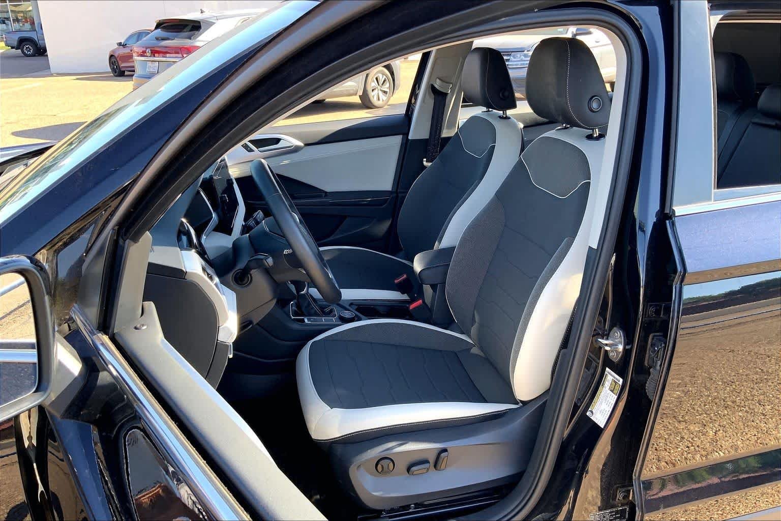 Used 2025 Deep Black Pearl Volkswagen SE image 8