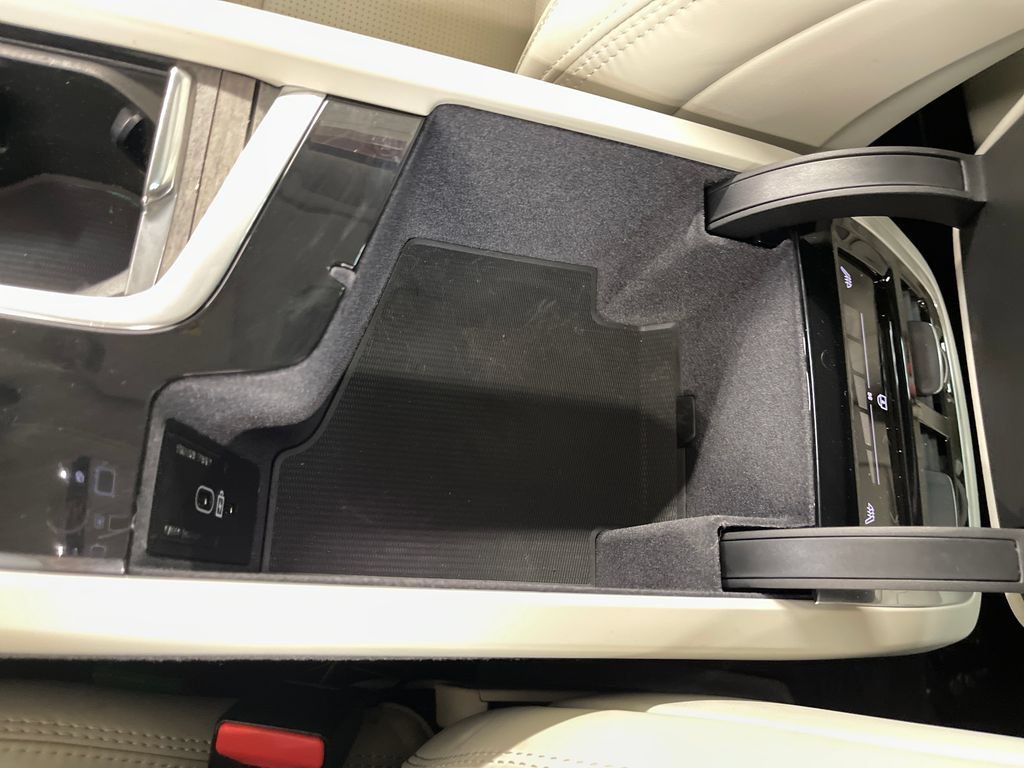 Used 2024 White Volvo Ultimate Bright Theme image 27