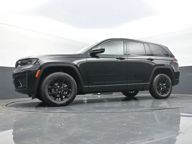 New 2026 Diamond Black Crystal Pearl-Coat Exterior Paint Jeep Altitude image 38
