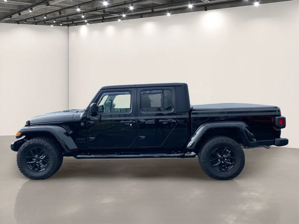 Used 2022 Black Clearcoat Jeep Altitude image 4