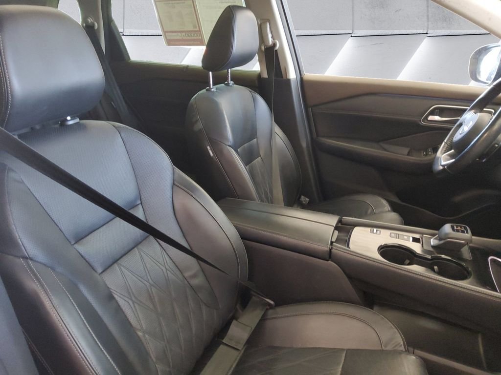 Used 2023 White Nissan Platinum image 14