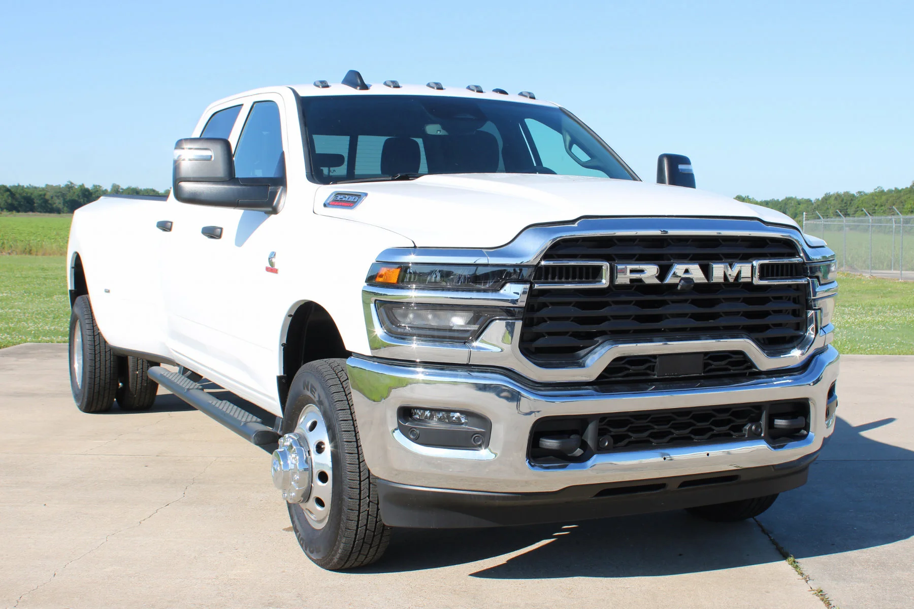 New 2026 Bright White Clear-Coat Exterior Paint RAM TRADESMAN CREW CAB 4X4 LONG BOX image 24