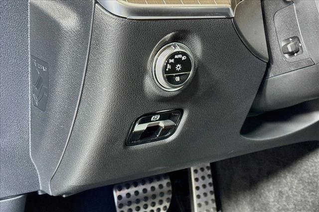 New 2026 MANUFAKTUR Alpine Grey Mercedes-Benz C 300 image 40