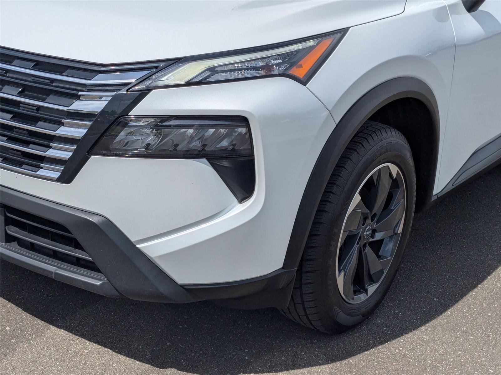 Used 2024 Everest White Pearl Nissan SV image 10