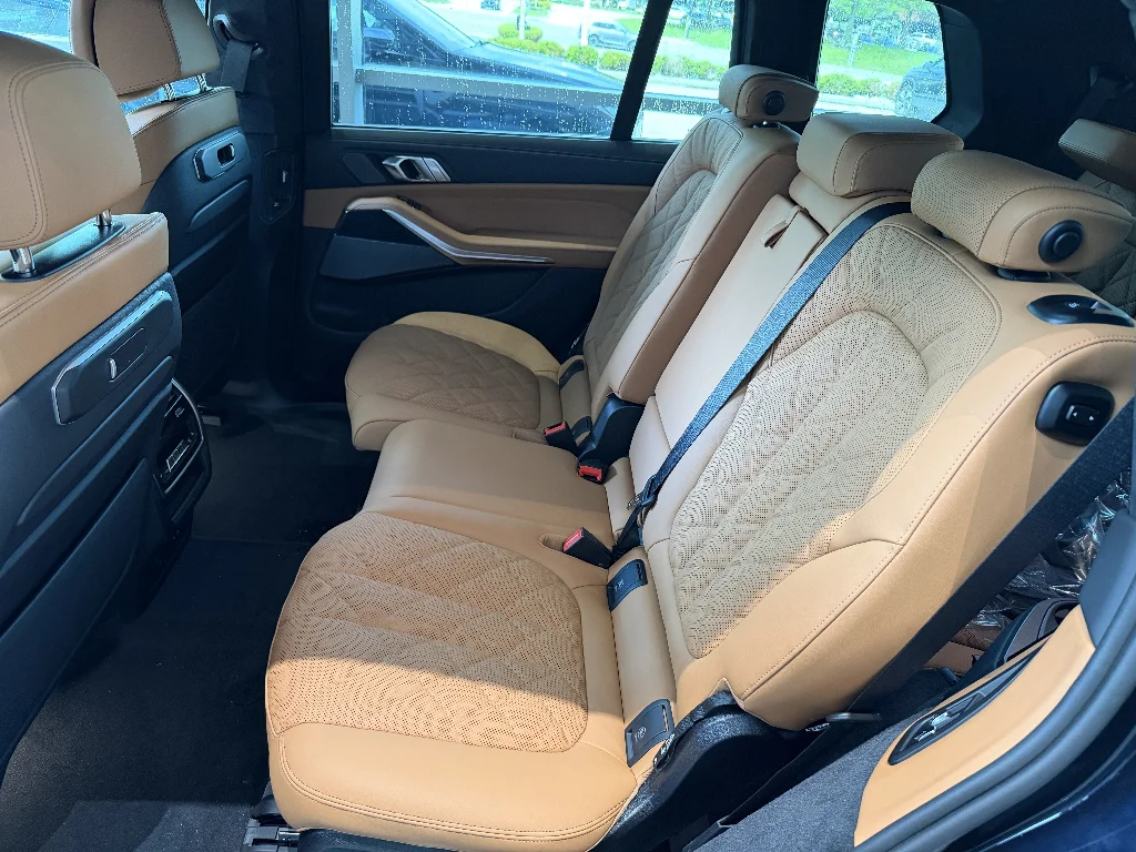 2027 BMW X7 40i - Photo 13