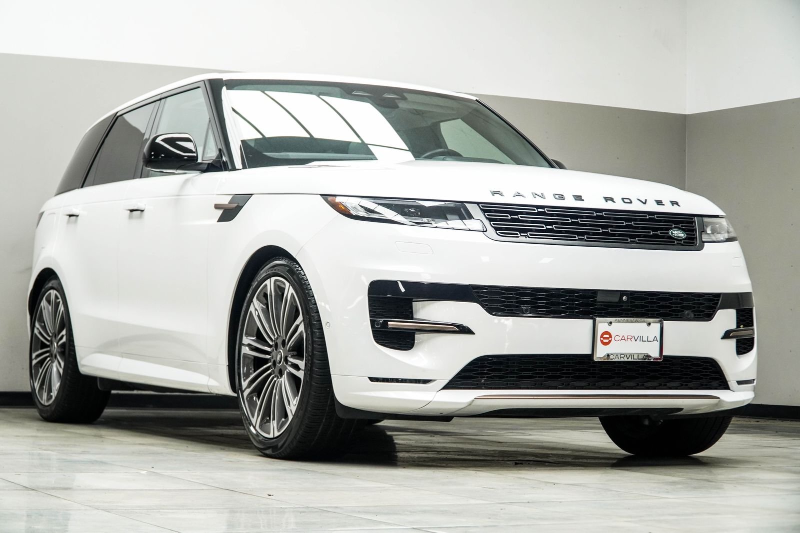 Used 2024 White Land Rover Dynamic SE image 4