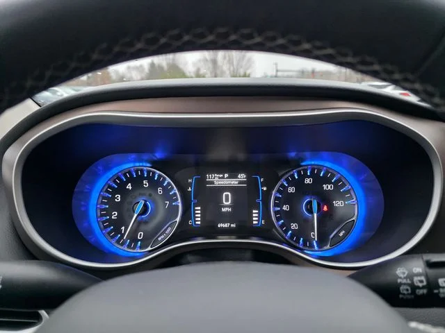 Used 2023 Silver Mist Clearcoat Chrysler LX image 29
